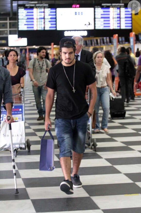 Em 12 de novembro, dois dias após o enterro da filha, Caio Castro apareceu cabisbaixo no aeroporto