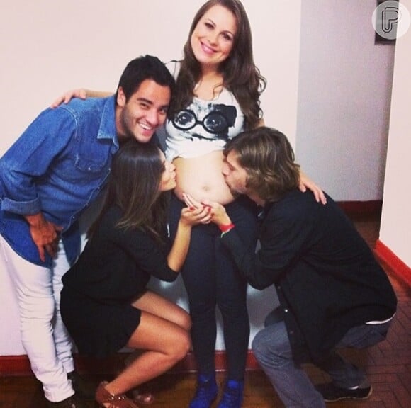 Giovanna Lancellotti e amigos em uma visita à Naise Aquino durante sua gravidez