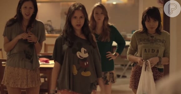 As quatro irmãs adolescentes, Tina (Sophia Abrahão), Bianca (Bella Camero), Alice (Malu Rodrigues) e Karina (Clara Tiezzi)