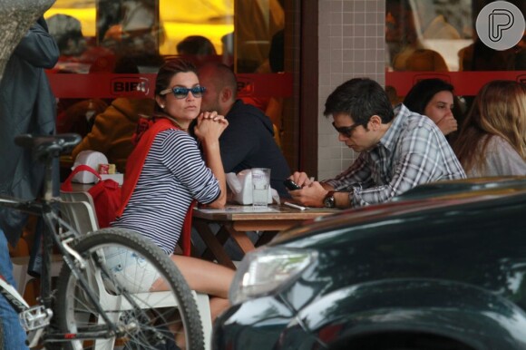 Flávia Alessandra e Otaviano Costa almoçam juntos (Foto: Dilson Silva)
