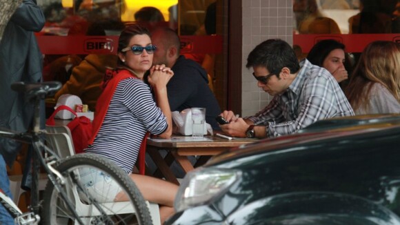 Flávia Alessandra almoça com a família dias depois da morte do ex, Marcos Paulo