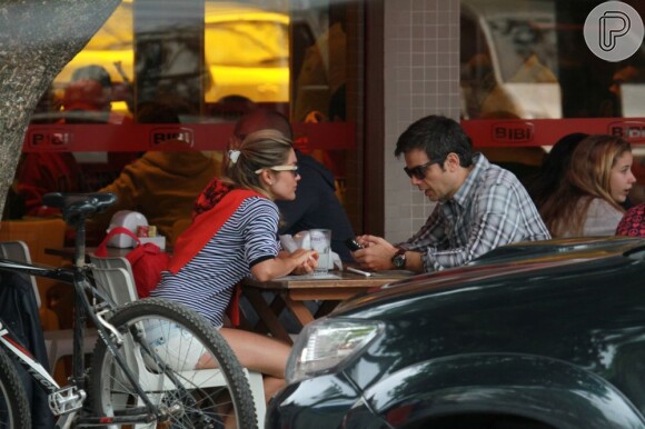 Flávia Alessandra e o marido, em almoço no Rio (Foto: Dilson Silva)
