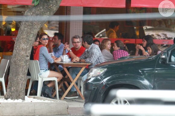 Flávia Alessandra almoça com amigos na Barra da Tijuca (Foto: Dilson Silva)