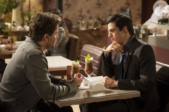 Félix (Mateus Solano) aconselha Niko (Thiago Fragoso) a pedir o exame de DNA, em 'Amor à Vida'