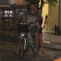 Rodrigo Hilbert leva Fernanda Lima na garupa da bicicleta para jantar