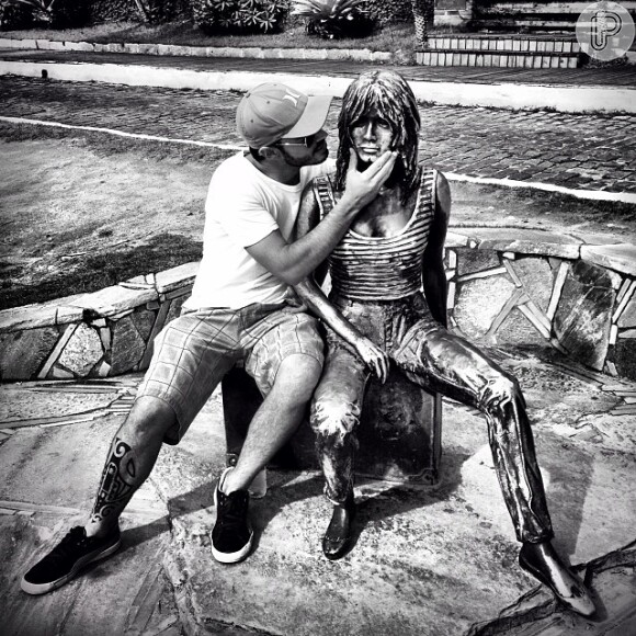 Nanda e o namorado Davi Peduti estão aproveitando o tempo livre para passear pela cidade. O estudante posou ao lado da estátua de Brigitte Bardot, na Orla Bardot. "Ih, Perdi!", brincou a atriz na legenda