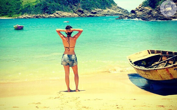 A atriz curtiu a Praia da Ferradurinha na quarta-feira, 28 de novembro de 2013. 'Shimbalaiê', legendou a foto publicada no Instagram