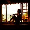 Sentada no parapeito da janela, Nanda Costa aprecia a bela paisagem de Búzios. 'Relax', postou em seu Instagram