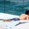 Joshua aprecia vista enquanto toma banho de piscina no Rio