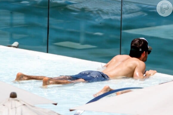 Joshua aprecia vista enquanto toma banho de piscina no Rio