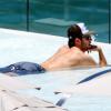 Josh Bowman se refresca em piscina de hotel no Rio