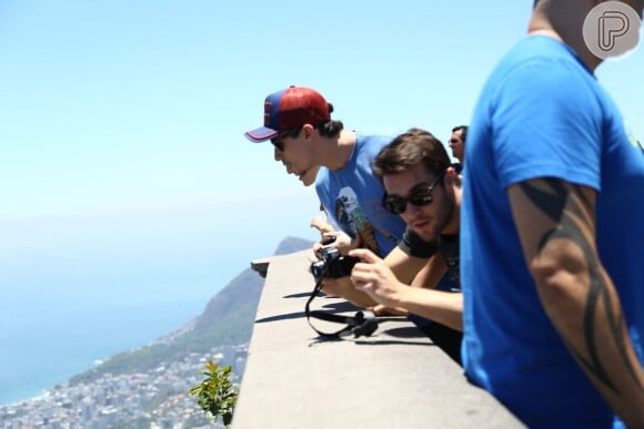 Joshua Bowman fotografa a paisagem do Rio durante visita ao Cristo Redentor