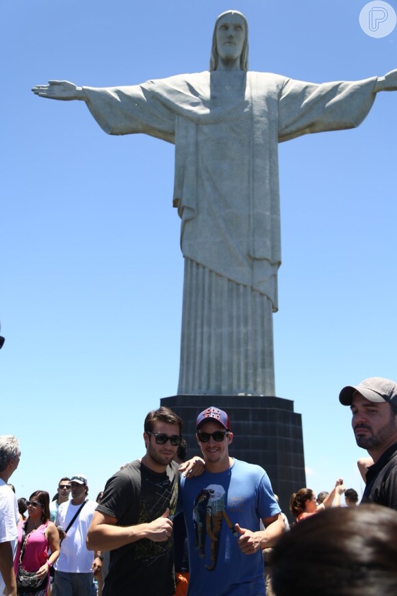 Ao lado de amigo, Joshua Bowman visita o Cristo Redentor, no Rio, na tarde de 29 de novembro de 2013