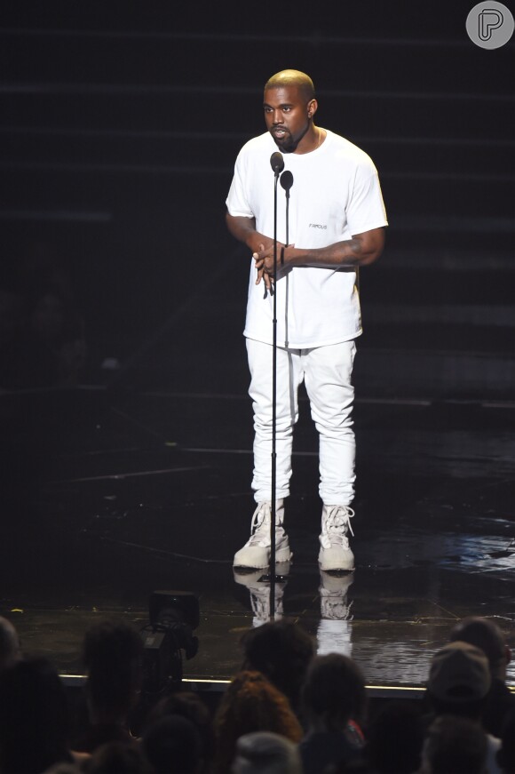 Kanye West mandou indiretas para Taylow Swift ao vivo durante o VMA 2016. O rapper disse que não ficaria triste de perder o prêmio de 'Vídeo do Ano' pra Beyoncé pois sempre torce pra ela