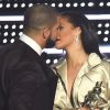 Drake fez um discurso emocionante, contando sobre como se conheceram há 11 anos atrás e que é apaixonado pela cantora de Barbados desde seus 20 anos. No final ele tentou beijá-la, mas a cantora se esquivou