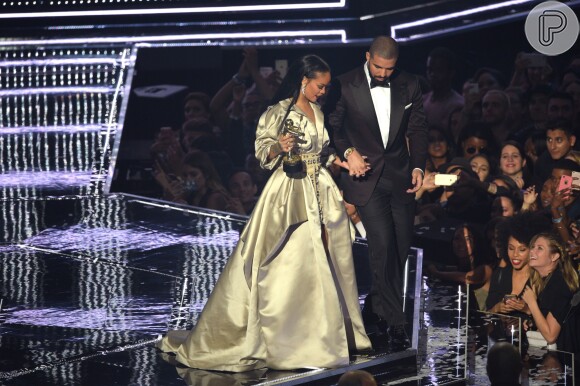 Rihanna e Drake deixaram o palco do VMA 2016 de mãos dadas