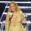 Antes de receber os prêmios da noite, Beyoncé fez uma apresentação de 15 minutos no palco com um medley de suas músicas do álbum 'Lemonade'