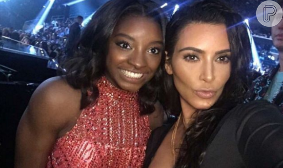 Simone Biles aproveitou para tietar Kim Kardashian na platéia. A atleta da seleção americana de ginástica artistica publicou uma selfie em seu Instagram com a socialite
