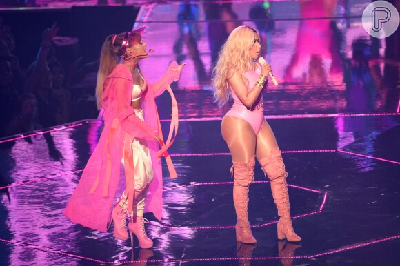 Ariana Grande dividiu o palco com a rapper Nicki Minaj cantando o single 'Side to Side'