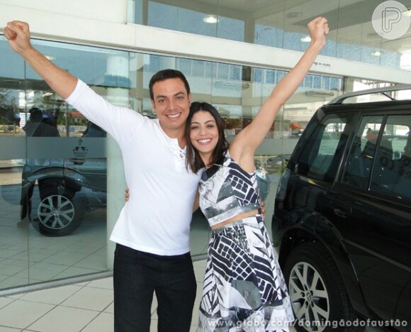 Carol Castro posa com o seu professor e companheiro de dança, Leandro Silva, que também ganhou um carro novo, em 29 de novembro de 2013