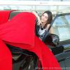 Carol Castro foi surpreendida pelo laço vermelho gigante que decorava o veículo. 'Estou muito feliz', disse ela entusiasmada, em 29 de novembro de 2013