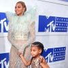 Blue Ivy, fruto do casamento de Beyoncé com o rapper Jay-Z, usou um vestido inspirado na realeza e ostentou uma tiara de diamantes, avaliada em R$250 mil e sapatos Giuseppe Zanotti