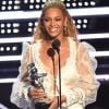 Para receber o o prêmio de melhor vídeo do ano, Beyoncé usou um vestido longo de manga comprida rendado, exibido um generoso decote e transparência na renda