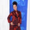Alicia Keys apostou em um longo vermelho e preto com bordas plissadas de Roberto Cavalli
