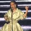 Rihanna brilhou nos palcos do Madison Square Garden ao receber seu vestido dourado de Alexandre Vauthier que usou para receber a homenagem da noite e o prêmio honorário Michael Jackson Video Vanguard entregue pelas mãos de Drake