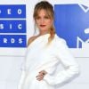 A cantora Tove Lo inovou ao usar um vestido branco Dion Lee e tênis esportivo laranja