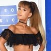 Diferente das demais artistas, que apostaram em vestidos curtinhos, Ariana Grande optou por um top cropped e calça de cintura de alta de Alexander Wang