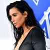Na maquiagem, Kim Kardashian usou um simples olho esfumado na cor bronze e nos lábios escolheu um gloss transparente
