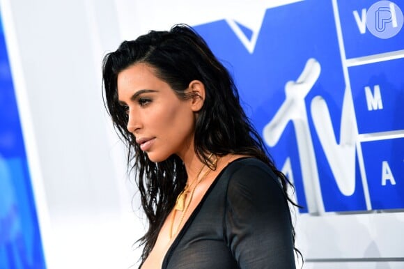 Na maquiagem, Kim Kardashian usou um simples olho esfumado na cor bronze e nos lábios escolheu um gloss transparente

