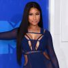 Usando um vestido azul marinho repleto de recortes, a rapper Nicki Minaj investiu em um longo Bao Tranchi