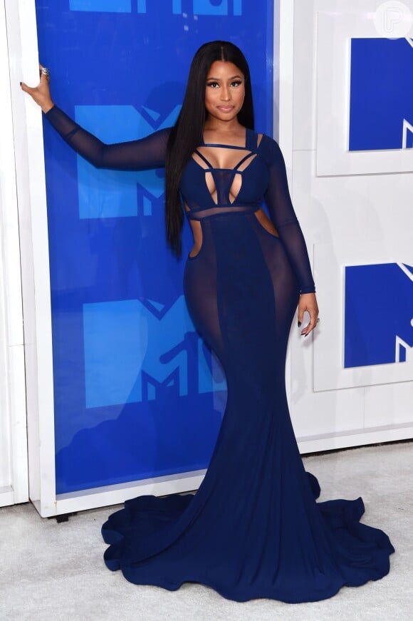 Usando um vestido azul marinho repleto de recortes, a rapper Nicki Minaj investiu em um longo Bao Tranchi