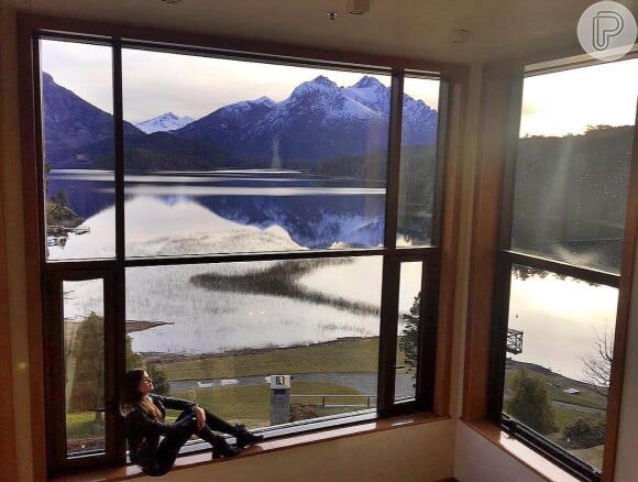 Camila Queiroz compartilhou a foto de um lugar paradisíaco de Bariloche, seu destino para passar as férias