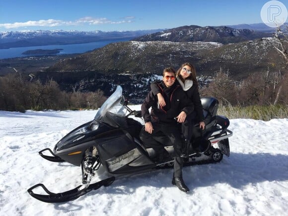 Camila Queiroz e Klebber Toledo estão curtindo férias em Bariloche após o fim da novela 'Êta Mundo Bom'