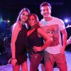 Camila Queiroz e Klebber Toledo curtiram um baile funk na companhia de Susana Vieira em julho de 2016