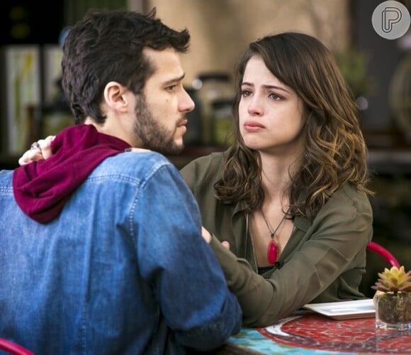 Camila (Agatha Moreira) convence Giovanni (Jayme Matarazzo) a manter o namoro em segredo até conseguir provar sua inocência, na novela 'Haja Coração'