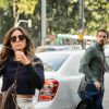 César (Rafael Cardoso) encontra Alice (Giovanna Antonelli) na rua e se encanta por ela, na novela 'Sol Nascente'