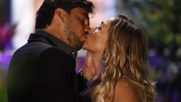 'Amor à Vida': depois de beijo, Jacques pede promoção a Pilar e ela o dispensa