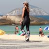 Patricia Poeta apostou em um boné para se proteger do sol enquanto caminhava na orla da praia de Ipanema