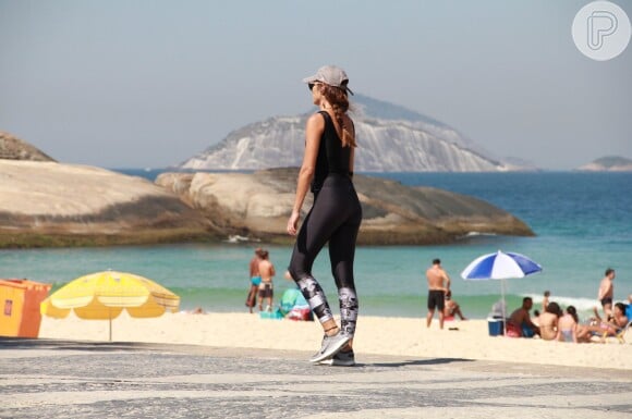 Patricia Poeta apostou em um boné para se proteger do sol enquanto caminhava na orla da praia de Ipanema