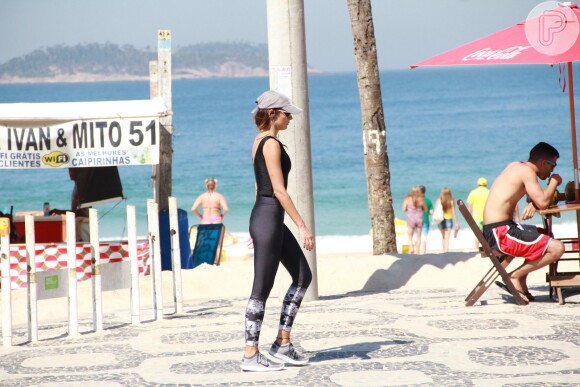 Em boa forma, Patricia Poeta foi fotografada durante uma caminhada na orla de uma praia carioca