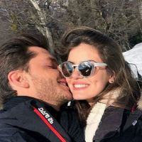 Camila Queiroz e Klebber Toledo rebatem críticas após foto de beijo: 'Dá pena'