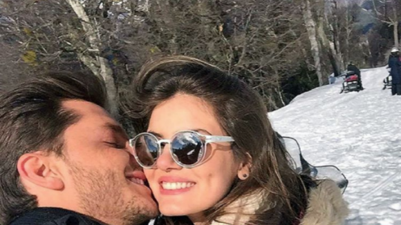 Camila Queiroz e Klebber Toledo rebatem críticas após foto de beijo: 'Dá pena'