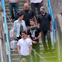 Joshua Bowman curte seu último no Rio visitando comunidade Dona Marta