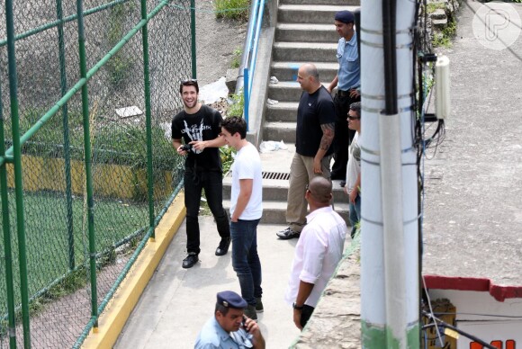 
O ator Joshua Bowman, que atua como o Daniel Grayson na série americana 'Revenge', visitou neste sábado, 30 de novembro de 2013, a comunidade Dona Marta, em Botafogo, Zona Sul do Rio de Janeiro
