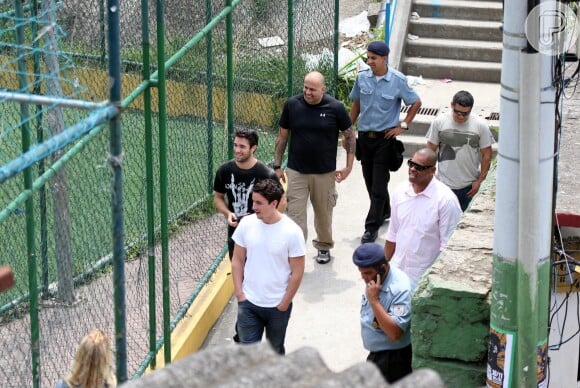 
O ator Joshua Bowman visita a comunidade Dona Marta, em Botafogo, Zona Sul do Rio de Janeiro, neste sábado, 30 de novembro de 2013
