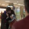 Dois anos após a viagem, Mario (Bruno Gagliasso) vê Alice (Giovanna Antonelli) beijar César (Rafael Cardoso) no aeroporto, e ela confessa ao amigo estar apaixonada pelo economista, na novela 'Sol Nascente'